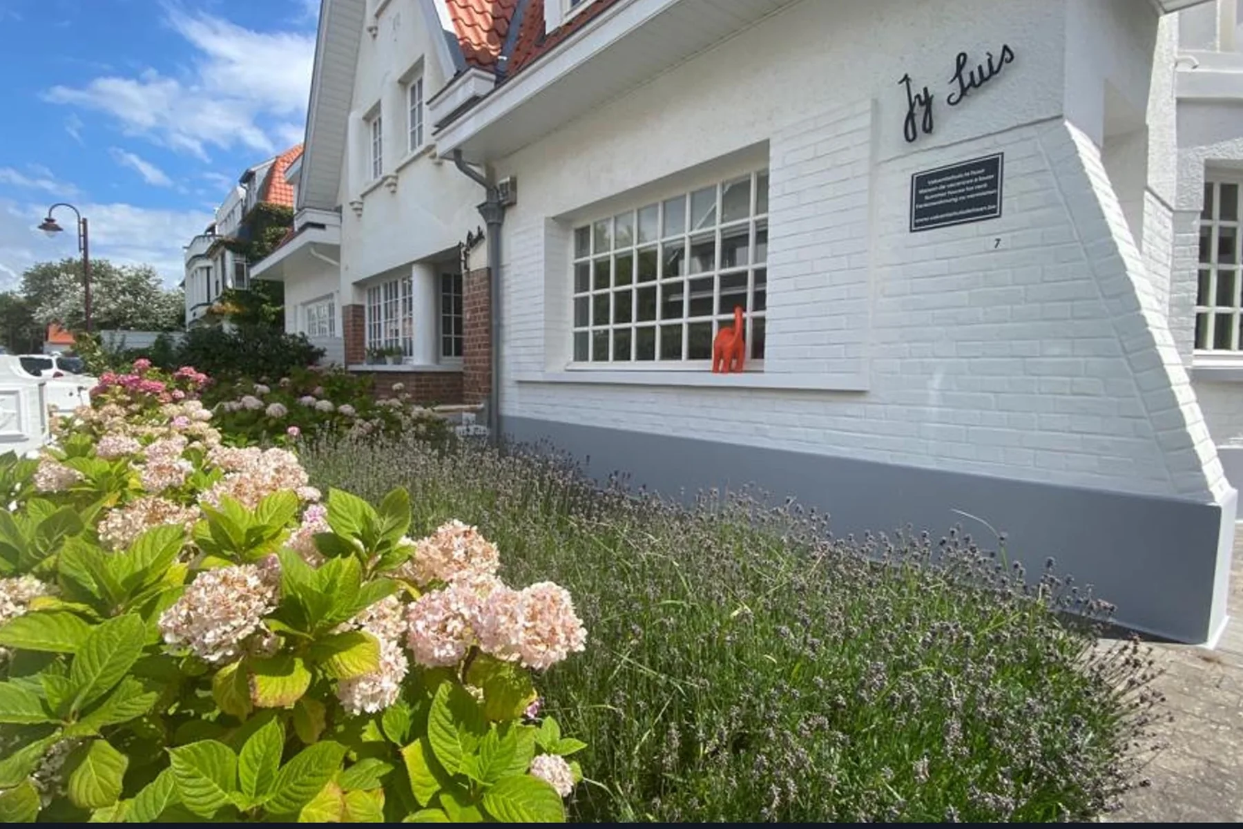 Façade de J’y Suis avec hortensias
