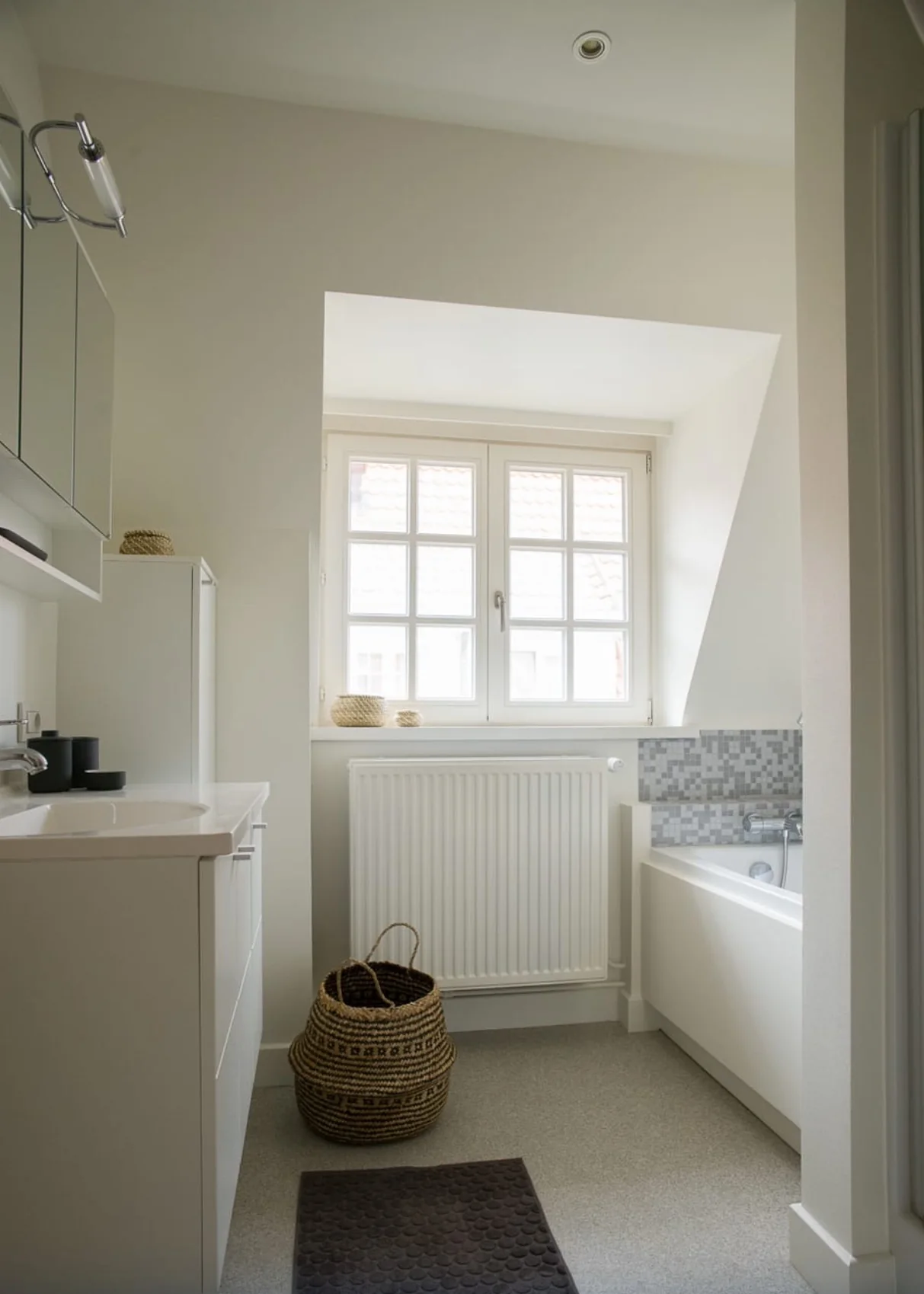 Salle de bain lumineuse avec baignoire