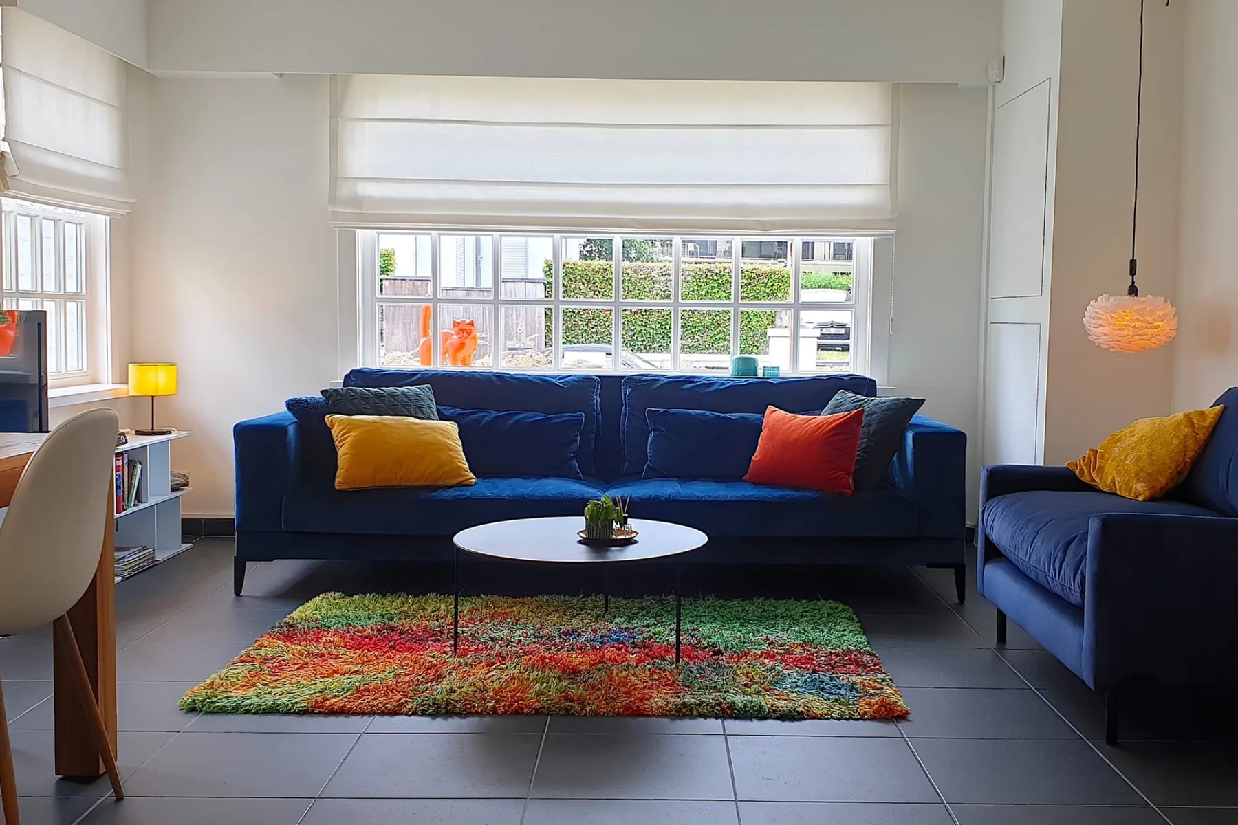Salon bleu et coloré de la villa